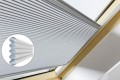 Tkanina o strukturze plastra miodu z wewnętrzną powłoką aluminiową zapewni poprawę izolacyjności okna i jego całkowite zaciemnienie.
