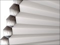 Rolety podwójnie plisowane VELUX FHC mają tkaninę o strukturze plastra miodu. Jej wewnętrzna powłoka aluminiowa zatrzymuje ciepło poprawiając izolację okna o blisko 30%.